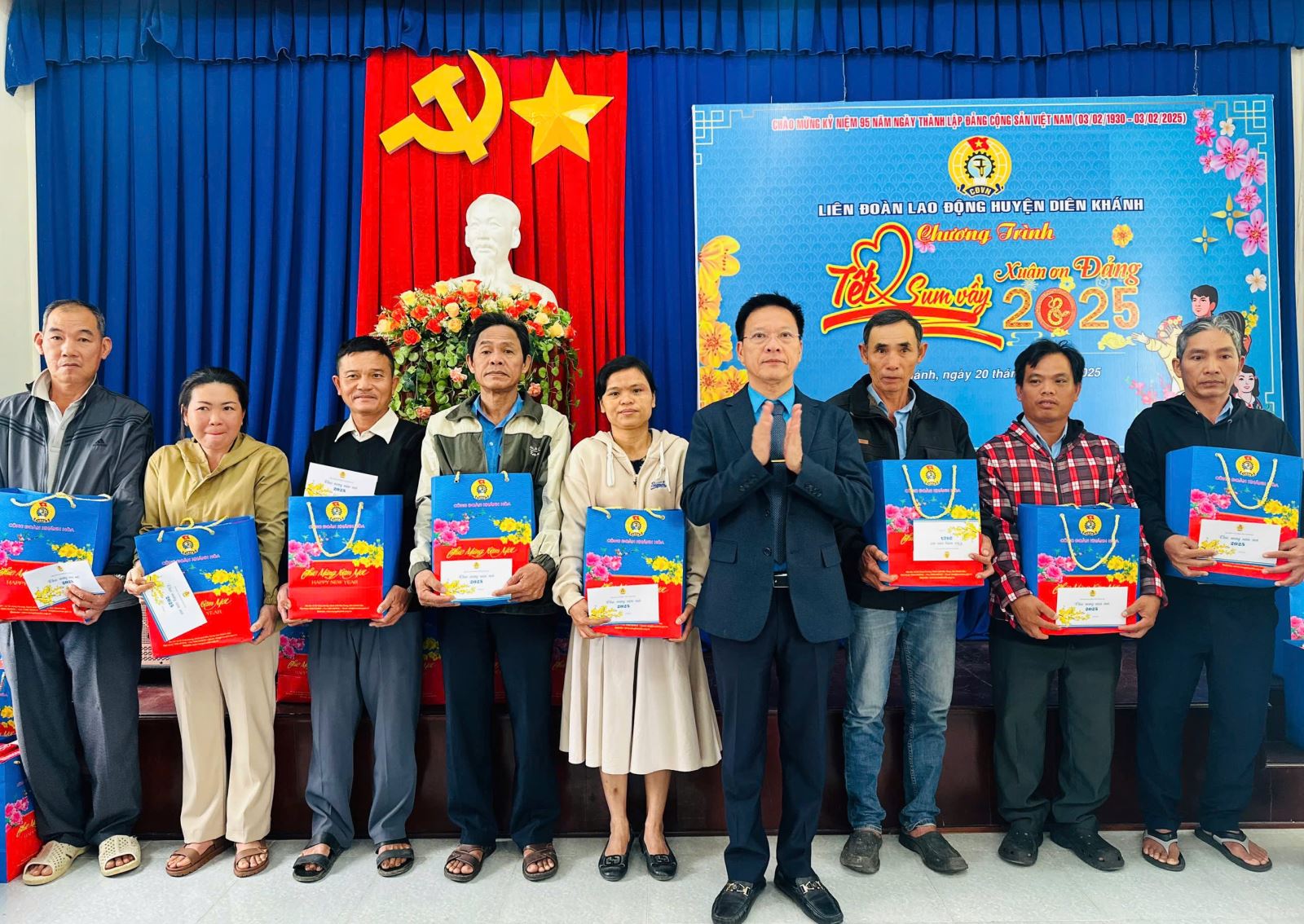 Đ/c Phan Thanh Liêm, Chủ tịch LĐLĐ tỉnh tặng quà cho đoàn viên, người lao động