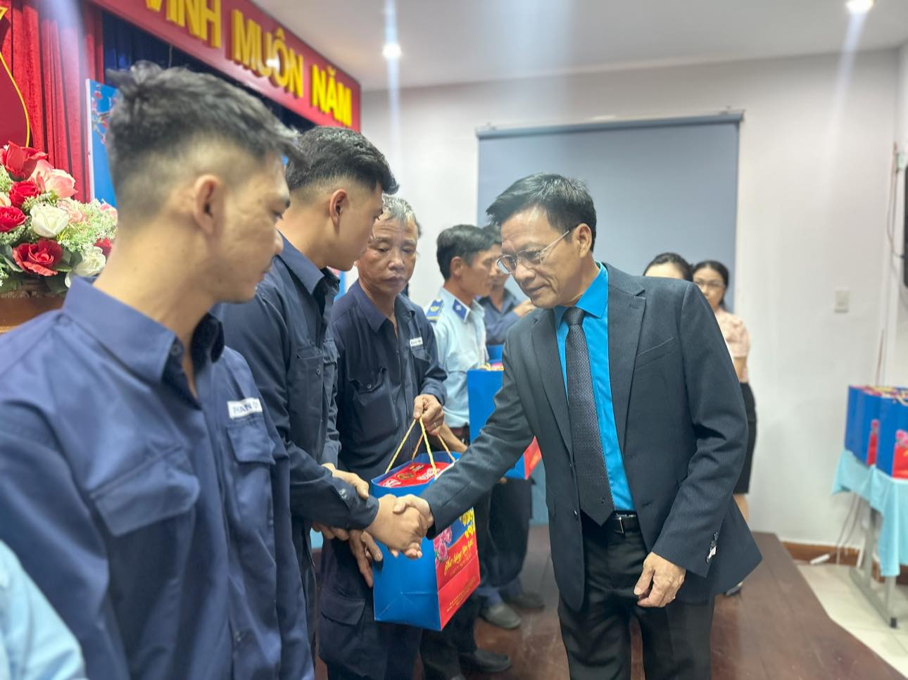 Ông Phan Thanh Liêm - chủ tịch LĐLĐ tỉnh trao quà tết cho đoàn viên, người lao động