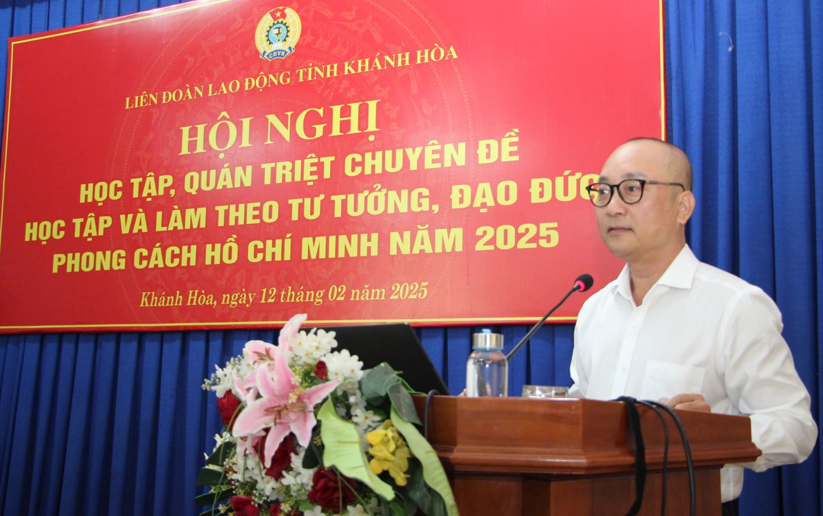 Ông Nguyễn Quốc Bảo - Phó Trưởng ban Tuyên giáo và Dân vận Tỉnh ủy phát biểu tại hội nghị