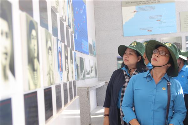 đại DIện Lãnh đạo LđLđ THành PHố Hồ CHí MINH THăm PHòng TRưNG Bày NGầM đại DIện Lãnh đạo LđLđ THành PHố Hồ CHí MINH THăm PHòng TRưNG Bày NGầM