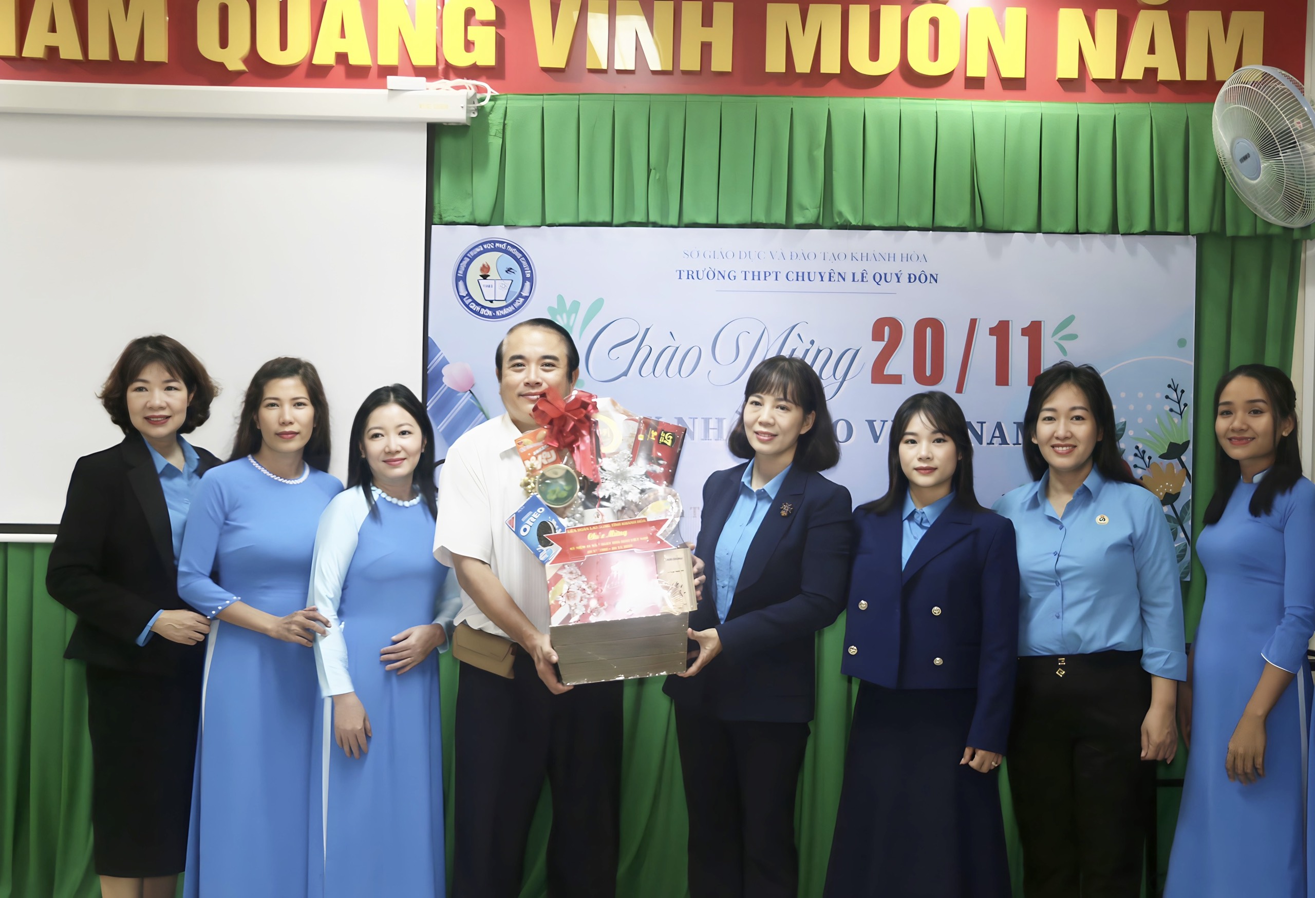 Đoàn thăm tặng Trường THPT Lê Quý Đôn Đoàn thăm tặng Trường THPT Lê Quý Đôn