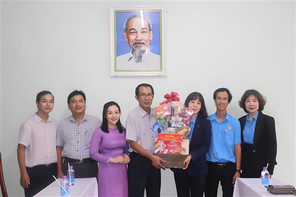 Đoàn thăm, tặng Trường THPT Nguyễn Văn Trỗi Đoàn thăm, tặng Trường THPT Nguyễn Văn Trỗi